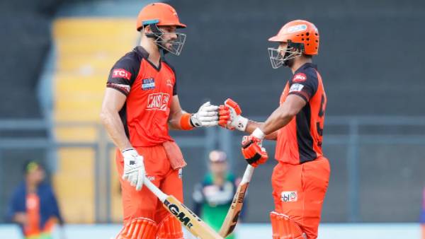 4 டக் அவுட்