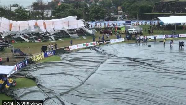 சரிந்த கண்ணாடி சுவர் 