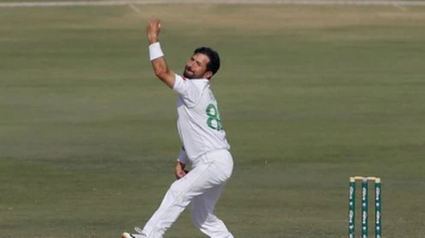 அட்டகாச பந்துவீச்சு