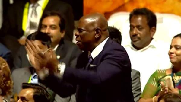 மகிழ்ச்சியில் பொங்கிய ரசிகர் 