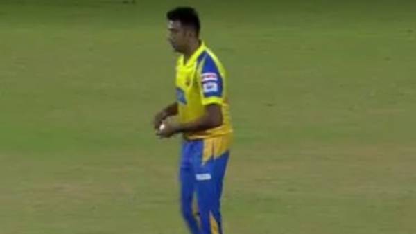 அஸ்வின் பந்துவீச்சு