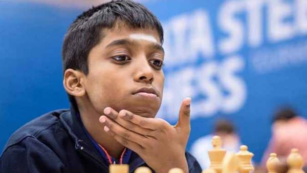 முதலில் பதுங்கல்