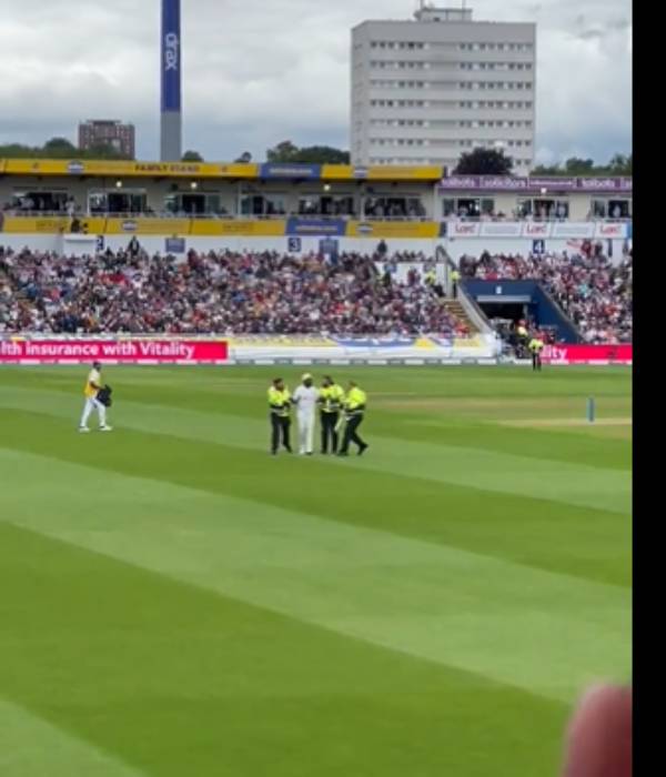 அத்துமீறிய ரசிகர்