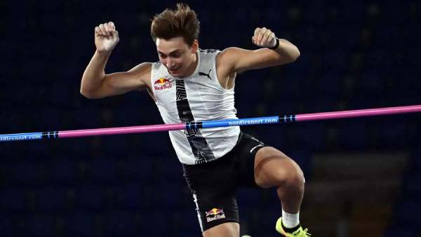 Armand Duplantis sets a new world record outdoor pole vault 