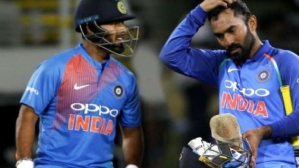 தைரியமாக இருக்கிறார் 