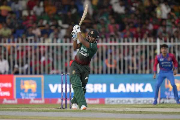 ஷனகாவுக்கு பாராட்டு 