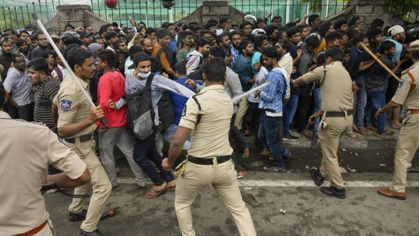 போலீசார் தடியடி