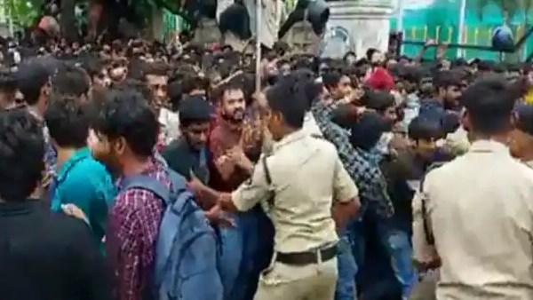 டிக்கெட் விற்பனை