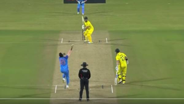 முதல் ஓவரை வீசிய ஹர்திக்