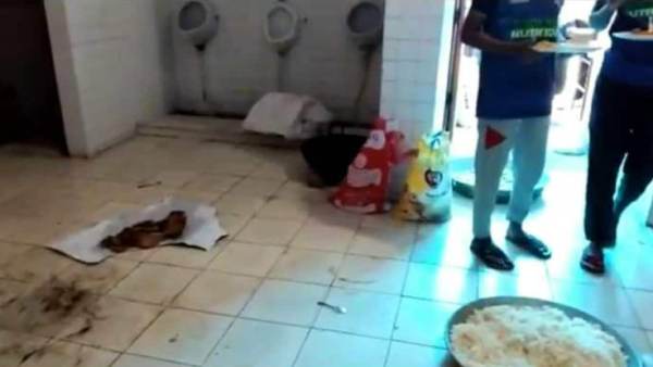 கழிவறையில் உணவு