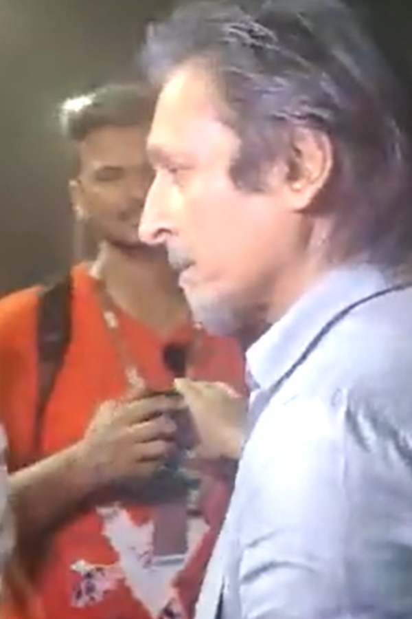 செல்போனை பிடுங்கினார்