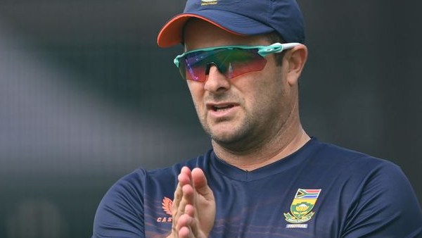 புதிய பயிற்சியாளர் யார் 