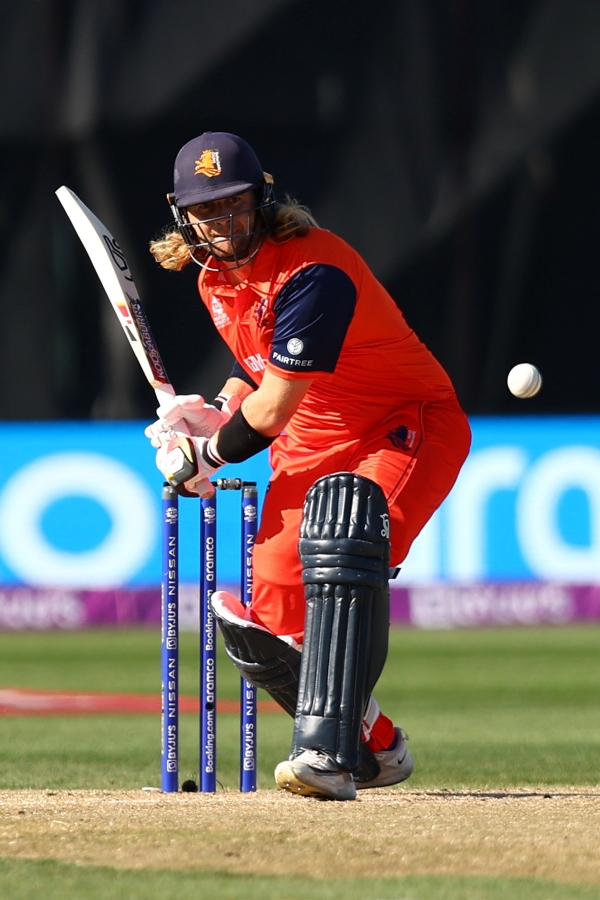 தடுமாறிய நெதர்லாந்து