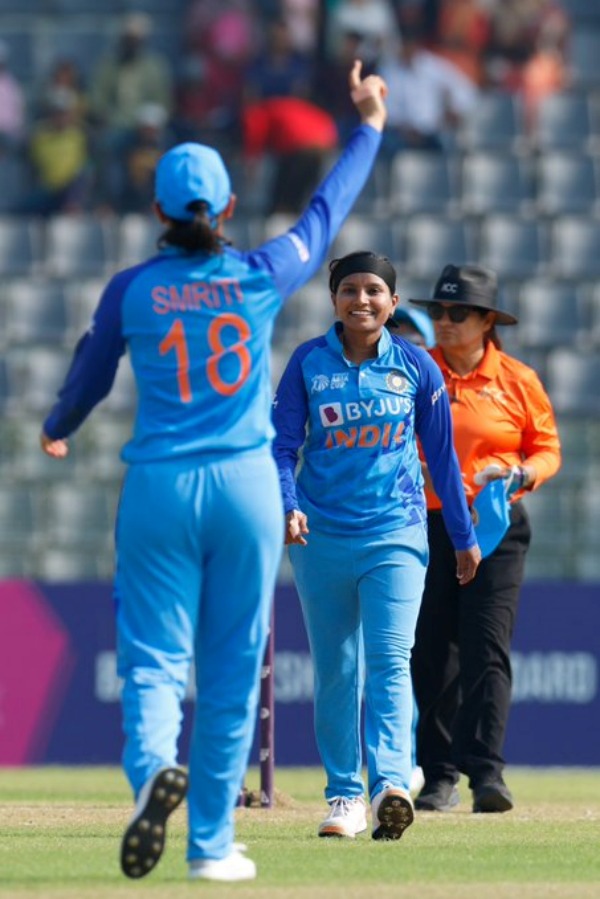 ஒரே ஓவரில் 3 விக்கெட்