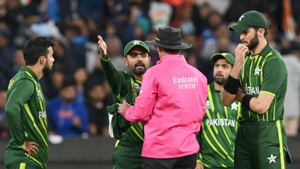 பாக். ரசிகர்கள் புகார்