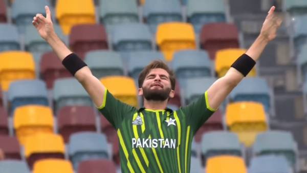 2 ஓவரில் 2 விக்கெட்