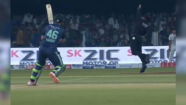 மைதானத்தில் சிரிப்பலை