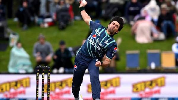 அபார பந்துவீச்சு