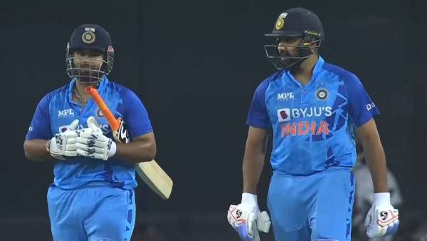 முதல் ஓவரில் ஆட்டமிழப்பு