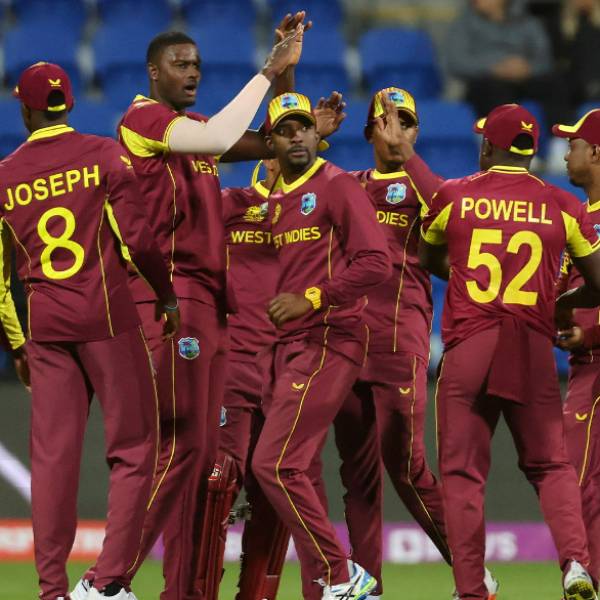 அல்சாரி 4 விக்கெட்