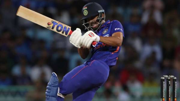 அறிமுக வீரராக வாய்ப்பு