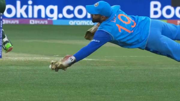 அசத்தலான முதல் ஓவர்