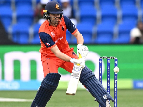 மேக்ஸ் அரைசதம்