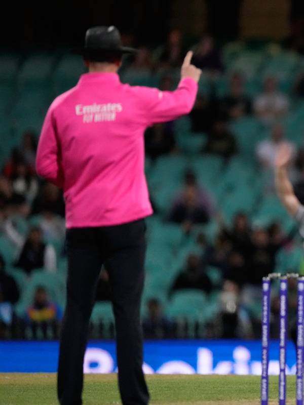 அம்பயர் மீது குற்றச்சாட்டு 