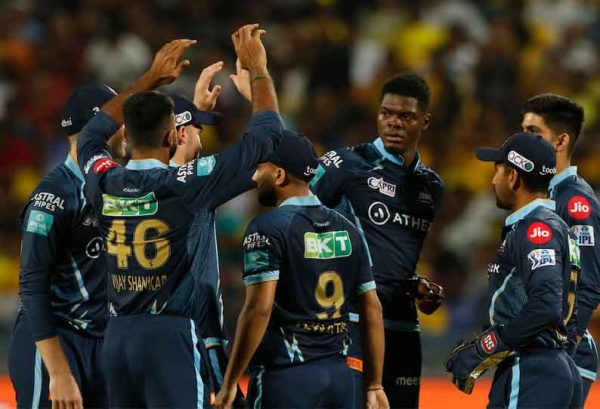 சர்ப்ரைஸ் கொடுத்த குஜராத் அணி