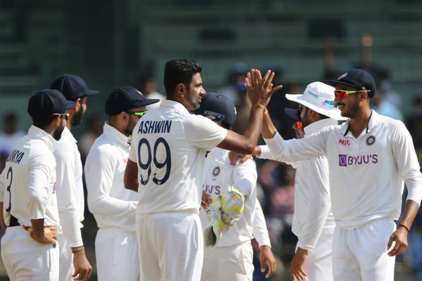 3 சுழற்பந்துவீச்சாளர்கள் 