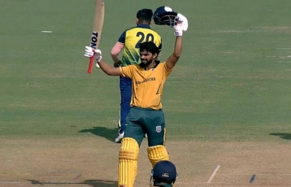 இரட்டை சதம் விளாசல் 