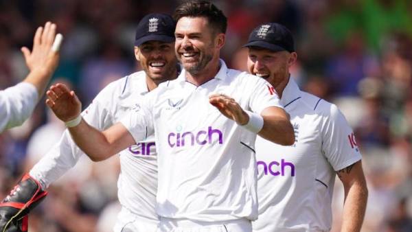 முன் நின்ற ஸ்டோக்ஸ் 