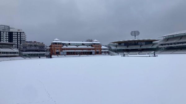  பனியால் மூடப்பட்டது