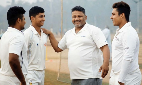 கட்டி அணைத்த சர்பிராஸ்