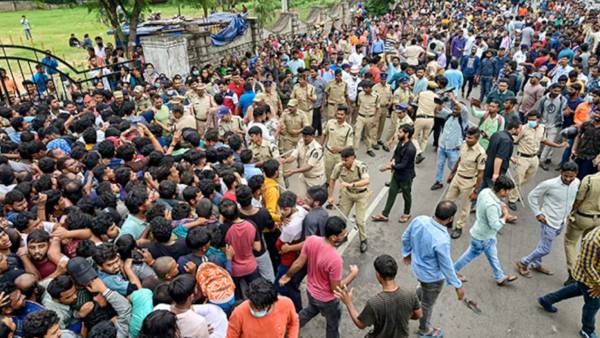 20 ரசிகர்கள் படுகாயம் 