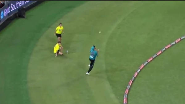 சர்ச்சையான விக்கெட் 