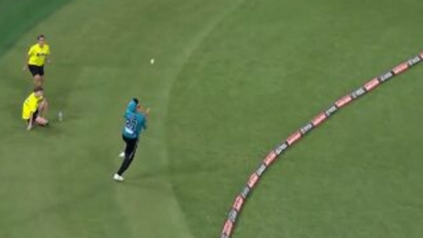  சர்ச்சையான விக்கெட் 