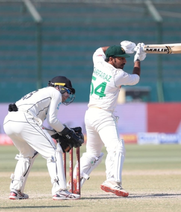 சர்ஃபிராஸ் அகமது சதம் 