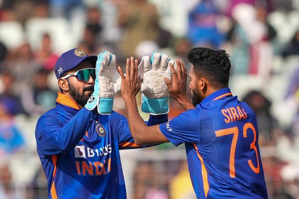 அடுத்தடுத்து விக்கெட்