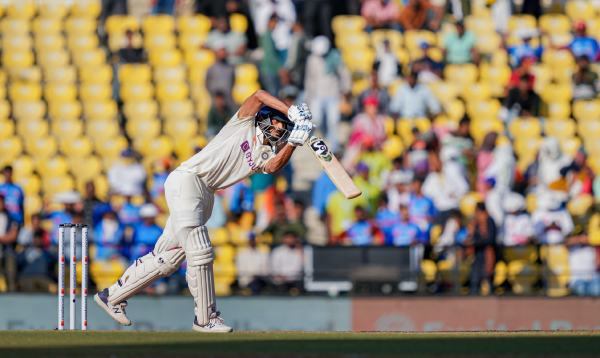 அக்சர் அரைசதம் 