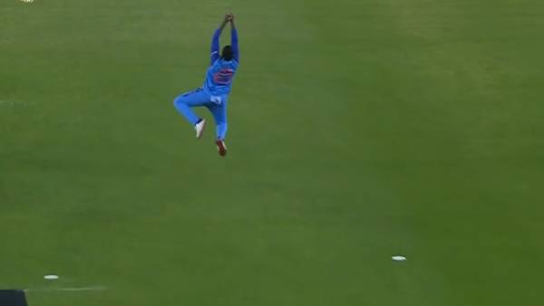 தடுத்த சூர்யகுமார் 