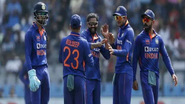 Rajinikanths Sudden Visit to wankade stadium to watch India vs Australia 1st ODI match 