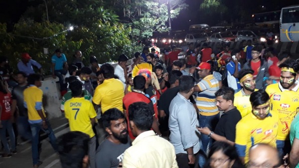 கட்டுங்கடங்காத கூட்டம் 