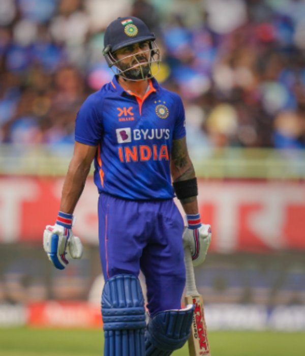 கோலியும் அவுட் 