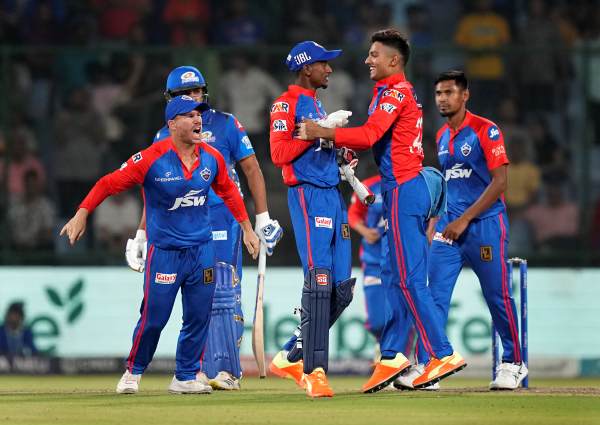 IPL - Last ball nail bitting thriller between Mumbai and Delhi attracts fans 