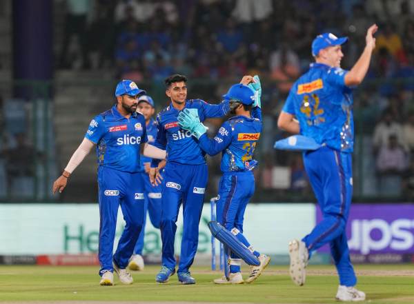 IPL - Last ball nail bitting thriller between Mumbai and Delhi attracts fans 