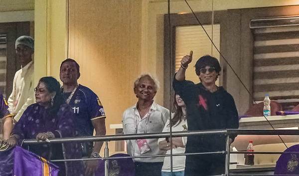 Virat Kohli and Shahrukh Khan dancing for Jhoome Jo Pathan song after the KKR vs RCB Match in IPL 2023 