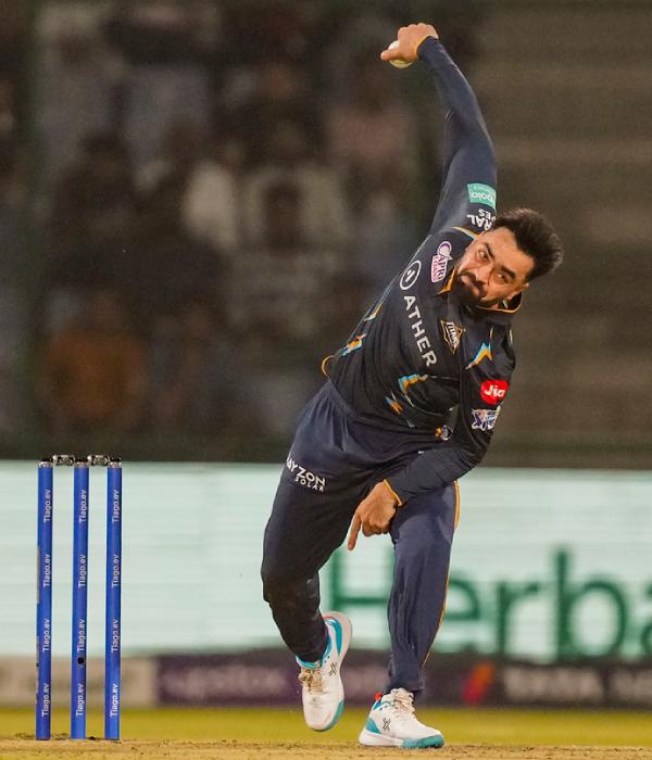 IPL - Rashid khan and Mohammed shami brilliant spell restricts delhi in to 162 