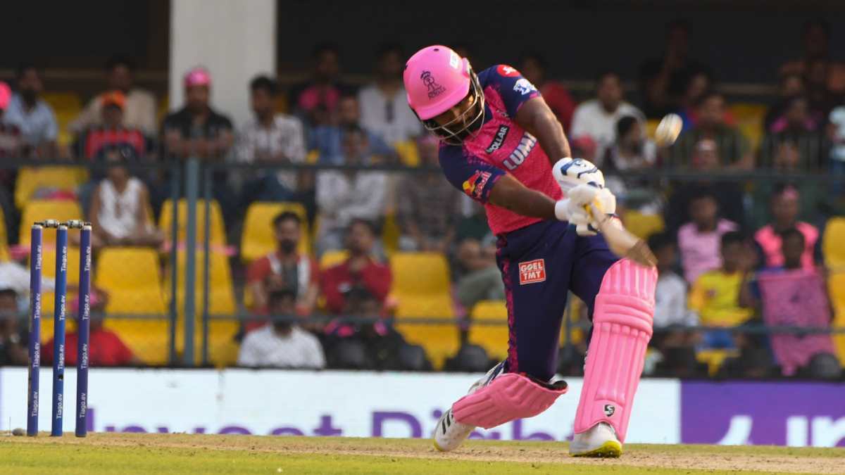 IPL 2023: RR Captain Sanju Samson hits a hat trick sixes against Gujarat bowler Rashid khan 
