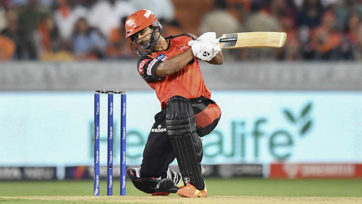 Terrific last over from Mukesh kumar helps DC Gaining 2 Points by beating SRH 